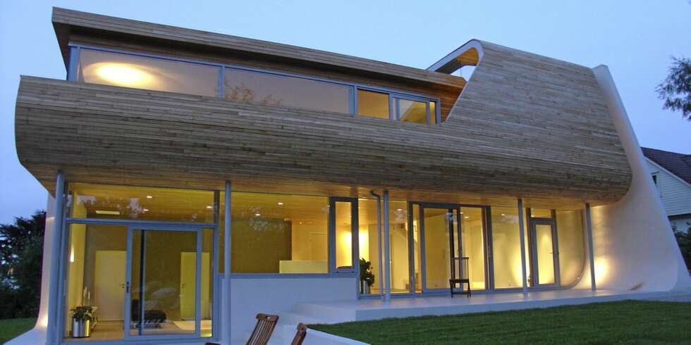 FUTURISTISK PÅ SOLA: Den oppsiktsvekkende Villa Hellearmen har stuer i begge etasjer. Fra både disse og de svungne verandane utenfor er det vidstrakt utsyn. Huset bygget i Leca og kledd med panel i eik. FUTURISTISK PÅ SOLA: Den oppsiktsvekkende Villa Hellearmen har stuer i begge etasjer. Fra både disse og de svungne verandane utenfor er det vidstrakt utsyn. Huset bygget i Leca og kledd med panel i eik.