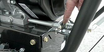 NY OLJE: Dette røret stikker ut bak motoren på de fleste snøfresere. Her tapper du oljen. NY OLJE: Dette røret stikker ut bak motoren på de fleste snøfresere. Her tapper du oljen.