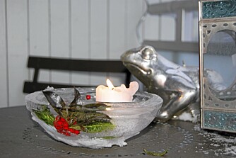 LYSER OPP. Denne lykten fikk rognebær som dekor og ønsker velkommen til julegjestene. Bruk kubbelys eller telys. LYSER OPP. Denne lykten fikk rognebær som dekor og ønsker velkommen til julegjestene. Bruk kubbelys eller telys.