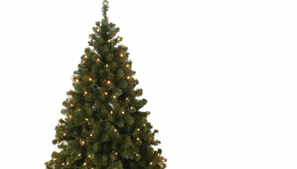 KUNSTIG JULETRE: Dette treet hverken drysser eller behøver å vannes. Treet er fra Bohus og koster 999 kroner. KUNSTIG JULETRE: Dette treet hverken drysser eller behøver å vannes. Treet er fra Bohus og koster 999 kroner.