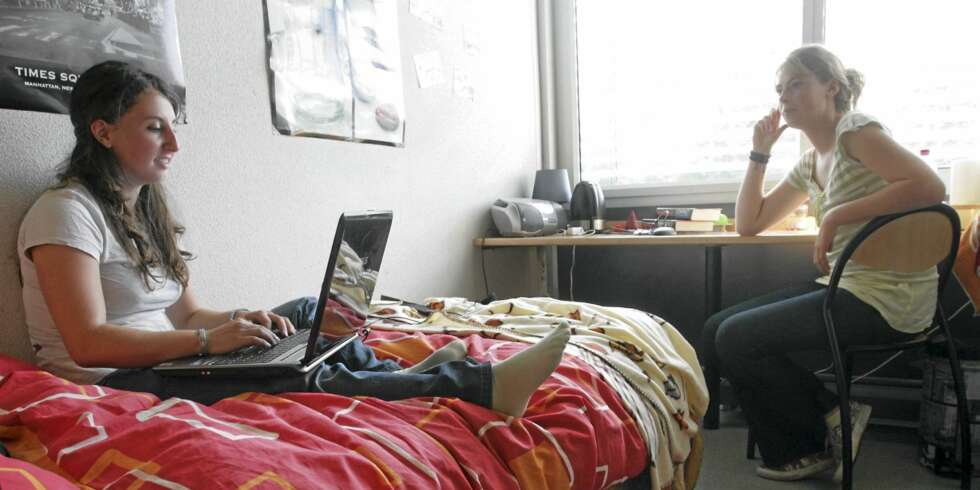 INTERNETT OG TORDENVÆR: Rådet fra fagfolk er å droppe internettsurfingen i tordenvær og trekke ut støpselet på modemet. INTERNETT OG TORDENVÆR: Rådet fra fagfolk er å droppe internettsurfingen i tordenvær og trekke ut støpselet på modemet.