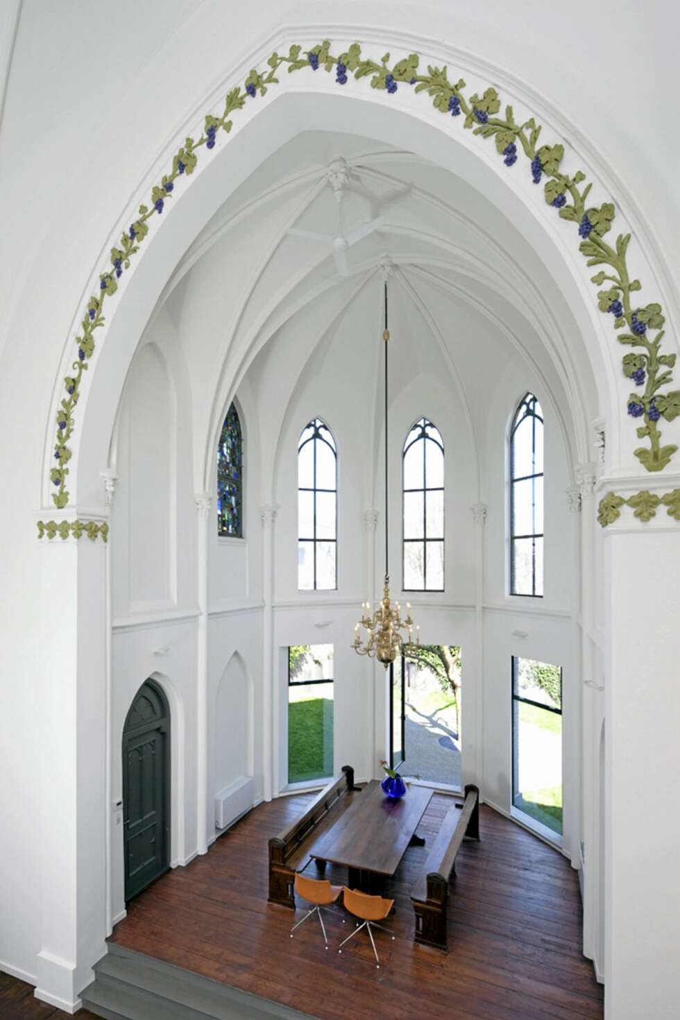 HØYTID OG MÅLTID: Arkitektene har benyttet gamle kirkebenker som sitteplasser rundt spisebordet. HØYTID OG MÅLTID: Arkitektene har benyttet gamle kirkebenker som sitteplasser rundt spisebordet.