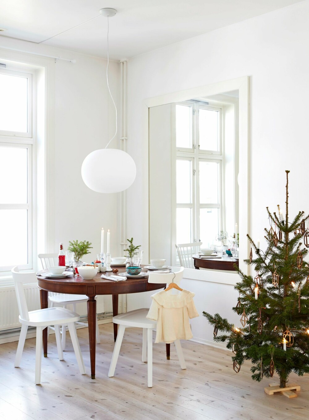 ELSKER Å DEKKE BORD: Til jul bruker hun det samme serviset som hun bruker resten av året, men små grankvister og rødt i glassene gir julestemning. Bordet er et bruktfunn. Stolene er fra Gervasoni og Norrgavel. Speilet er spesialbestilt og gir ekstra romfølelse. Julepynten på treet er fra Ann Kristin Einarsen. FOTO: Margaret M de Lange ELSKER Å DEKKE BORD: Til jul bruker hun det samme serviset som hun bruker resten av året, men små grankvister og rødt i glassene gir julestemning. Bordet er et bruktfunn. Stolene er fra Gervasoni og Norrgavel. Speilet er spesialbestilt og gir ekstra romfølelse. Julepynten på treet er fra Ann Kristin Einarsen. FOTO: Margaret M de Lange