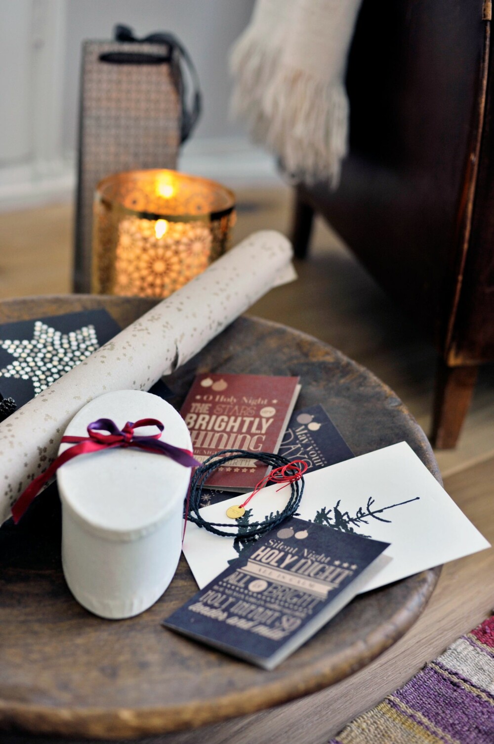 VIKTIGE INGREDIENSER: Duftlys og god lukt er stemningsskaper nummer én hos Charlotte. Julekortene er fra designedbythedeans.com og fra Kristina Dam studio. FOTO: Anniken Zahl Furunes VIKTIGE INGREDIENSER: Duftlys og god lukt er stemningsskaper nummer én hos Charlotte. Julekortene er fra designedbythedeans.com og fra Kristina Dam studio. FOTO: Anniken Zahl Furunes