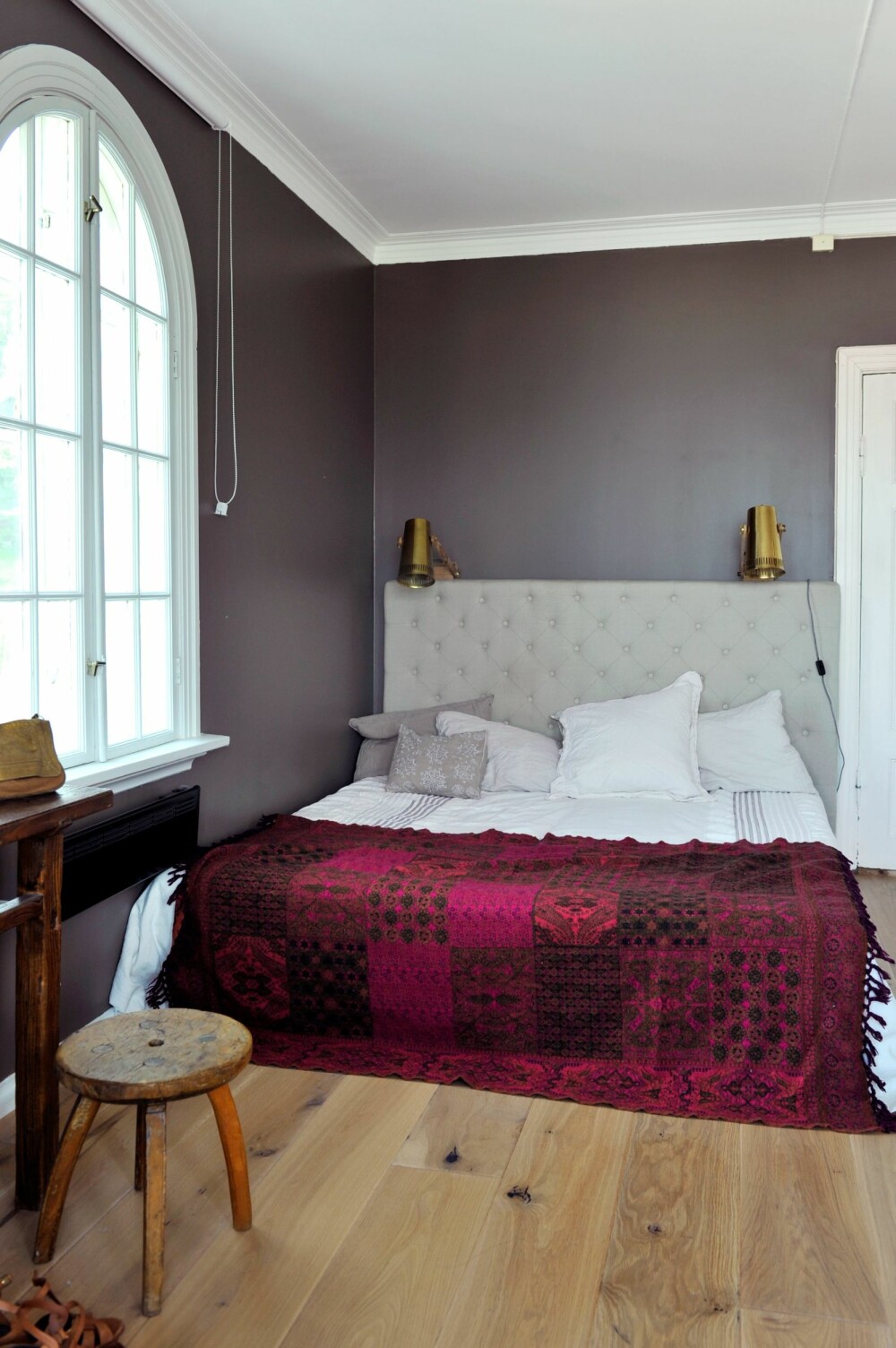 SOVEROM: Hodegavlen på soverommet er fra Living, sengeteppet er fra ABC carpet & home i New York, og lampene er fra keiserensnye.no. FOTO: Anniken Zahl Furunes SOVEROM: Hodegavlen på soverommet er fra Living, sengeteppet er fra ABC carpet & home i New York, og lampene er fra keiserensnye.no. FOTO: Anniken Zahl Furunes