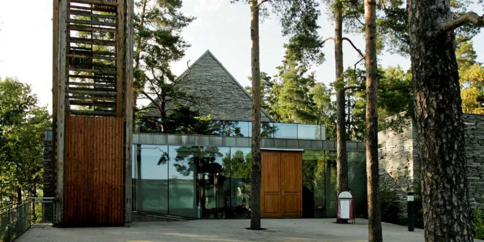 ÅPEN: Mortensrud kirke er bygget i glass, stål, tre og stein, med naturen som del av utsmykningen. Bygget har fått en rekke arkitekturpriser. ÅPEN: Mortensrud kirke er bygget i glass, stål, tre og stein, med naturen som del av utsmykningen. Bygget har fått en rekke arkitekturpriser.