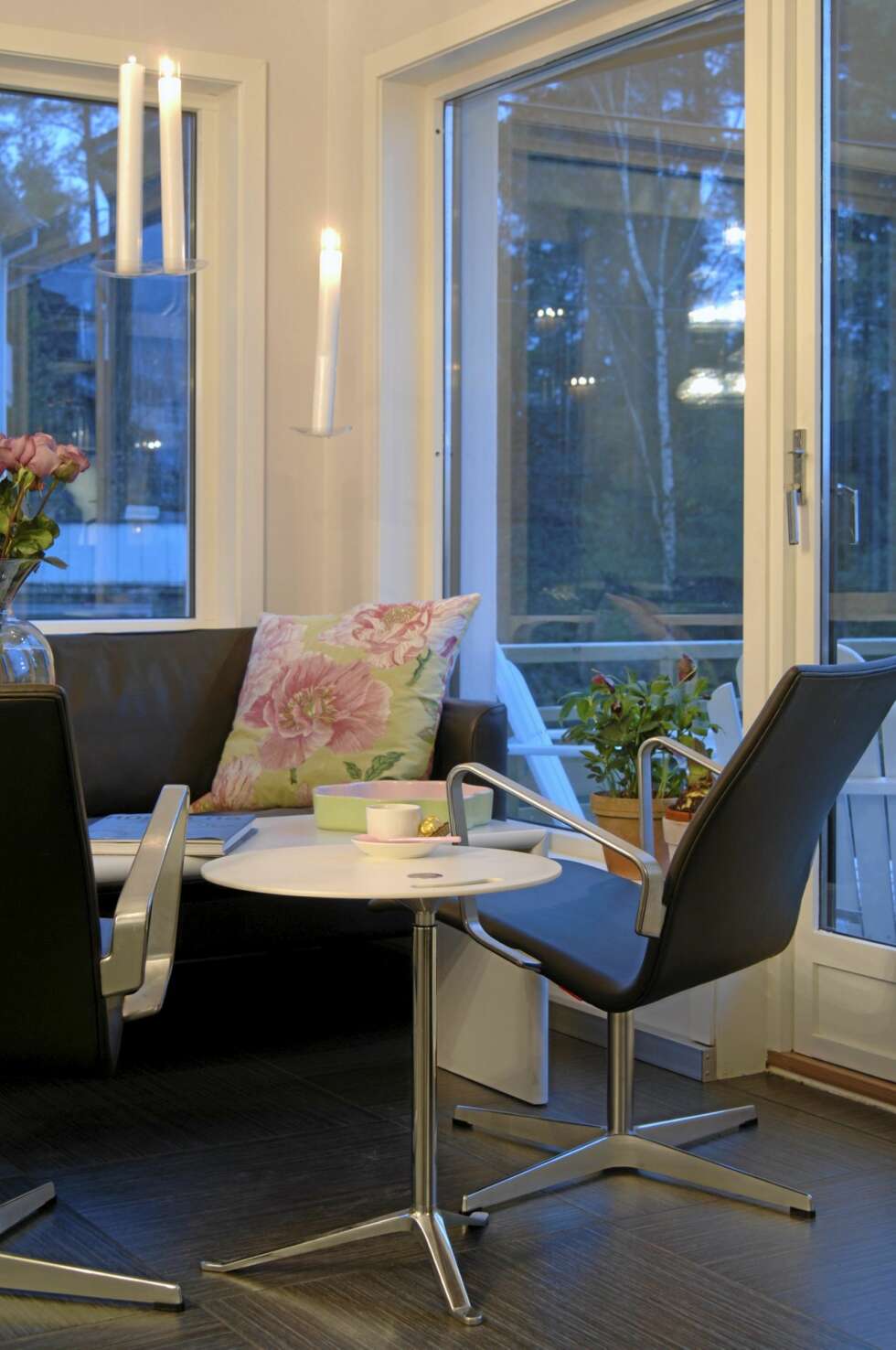 MAGI: Magi. Lampen «Fly Candle Fly!» er designet av George Baldele for Ingo Maurer og er en av Birgittes favoritter. De levende lysene, som brenner ca. tyve timer, balanseres med tynne ståltråder på hver side. MAGI: Magi. Lampen «Fly Candle Fly!» er designet av George Baldele for Ingo Maurer og er en av Birgittes favoritter. De levende lysene, som brenner ca. tyve timer, balanseres med tynne ståltråder på hver side.