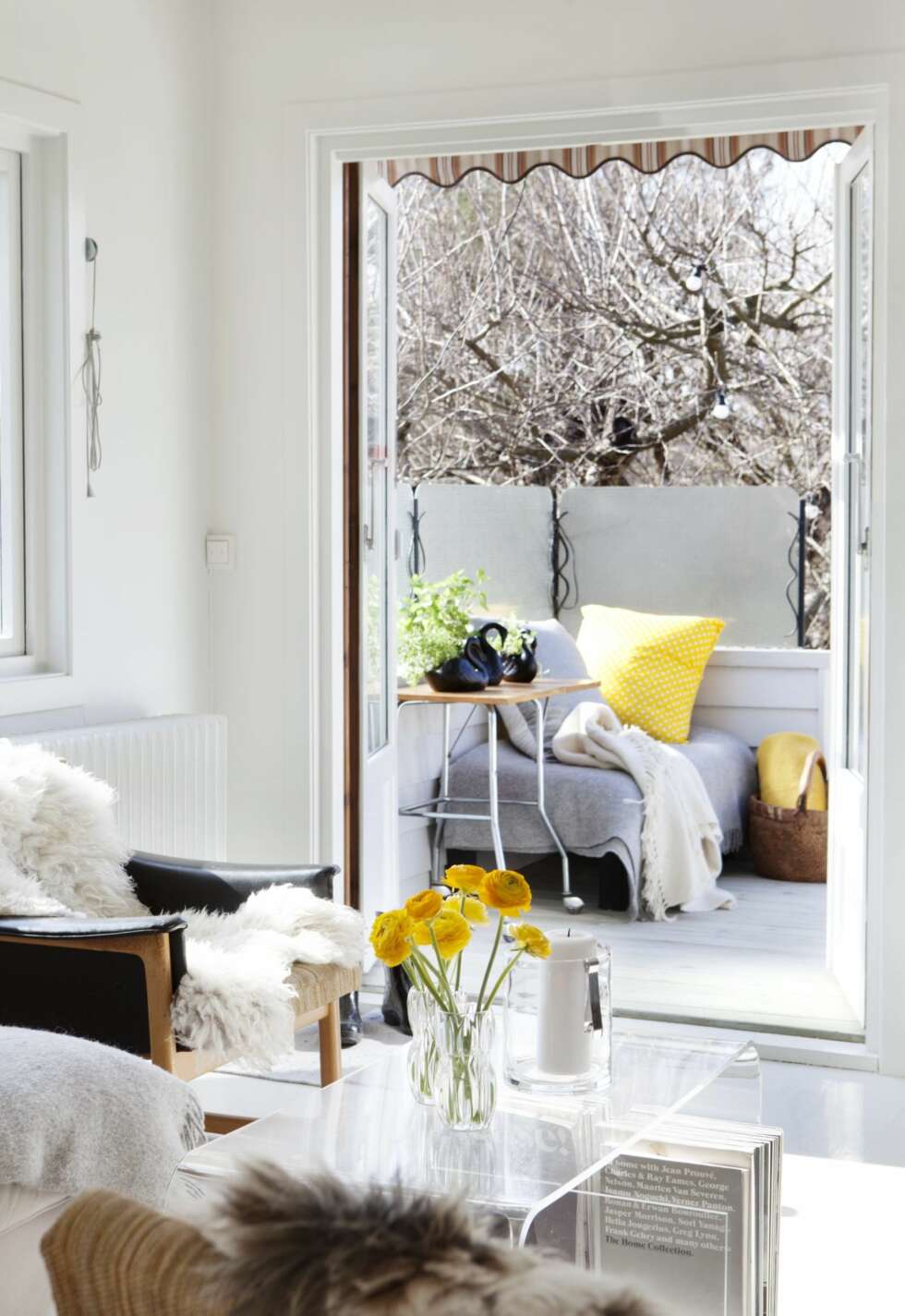 INNE OG UTE: Innredningen på terrassen er holdt i samme farger og stil som interiøret i stuen, og terrassen fungerer derfor som en forlengelse av stuen når det er sesong for det. INNE OG UTE: Innredningen på terrassen er holdt i samme farger og stil som interiøret i stuen, og terrassen fungerer derfor som en forlengelse av stuen når det er sesong for det.