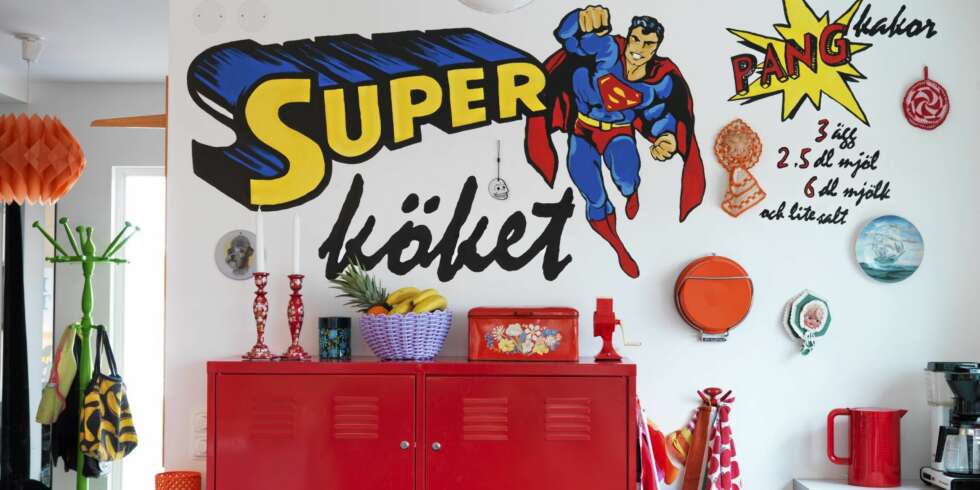 MATLAGING FOR SUPERHELTER: På dette kjøkkenet har boligeier og designer Jennie Blomkvist selv malt bildet av Supermann rett på veggen. MATLAGING FOR SUPERHELTER: På dette kjøkkenet har boligeier og designer Jennie Blomkvist selv malt bildet av Supermann rett på veggen.