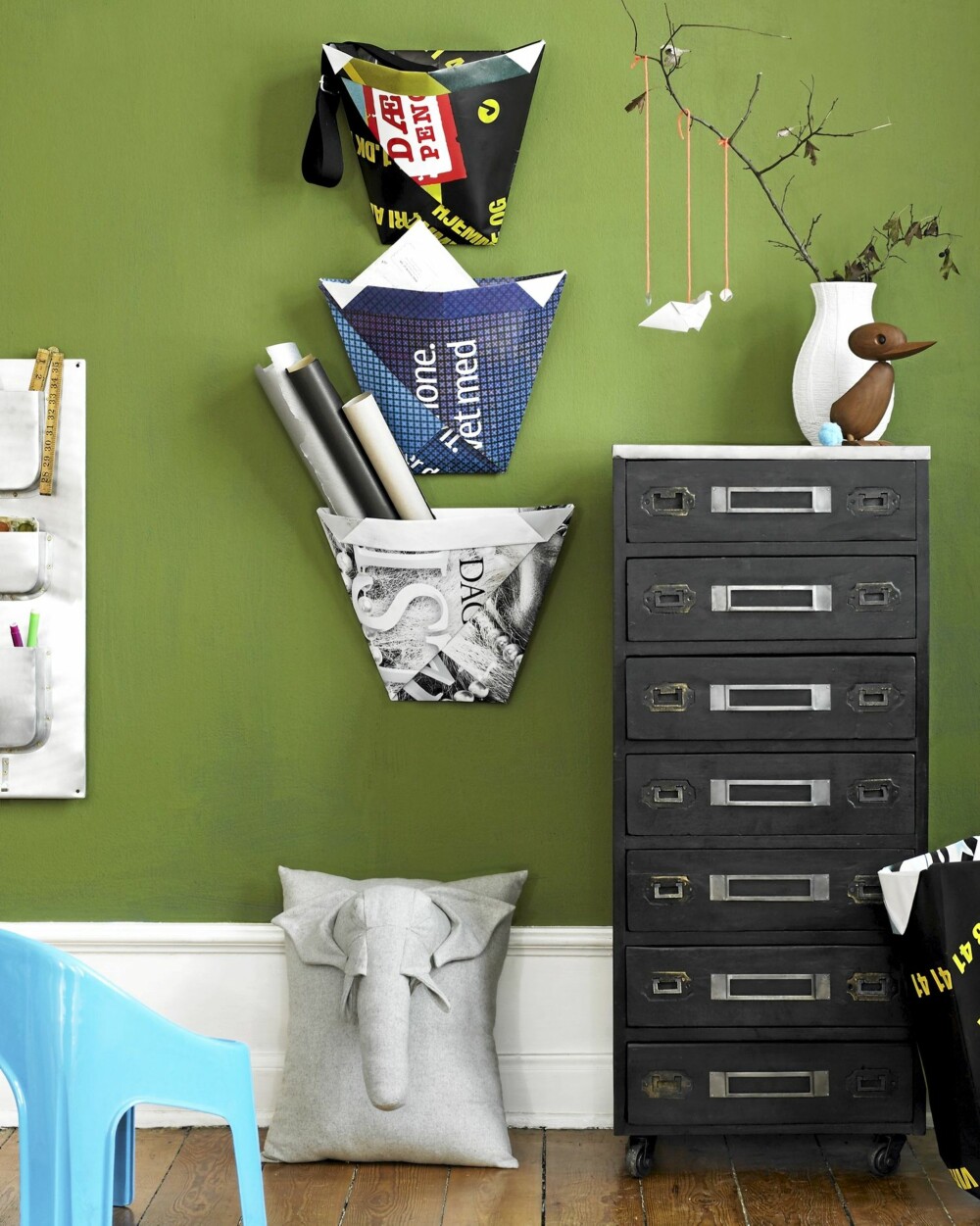 KULE KUVER: Disse kurvene lager du på en blunk! Kommode med sink på toppen, 5625, House Doctor/Tina Sand agenturer. Barnestol i blå plast, kr 210, Present Time/Urban Living. Pute, med elefant, Imm Living/Urban Living. Hvit vase, kr 315, Present Time/Urban Living. Treanden Duck, designet av Hans Bølling, kr 631, Architectmade/Urban Living. KULE KUVER: Disse kurvene lager du på en blunk! Kommode med sink på toppen, 5625, House Doctor/Tina Sand agenturer. Barnestol i blå plast, kr 210, Present Time/Urban Living. Pute, med elefant, Imm Living/Urban Living. Hvit vase, kr 315, Present Time/Urban Living. Treanden Duck, designet av Hans Bølling, kr 631, Architectmade/Urban Living.