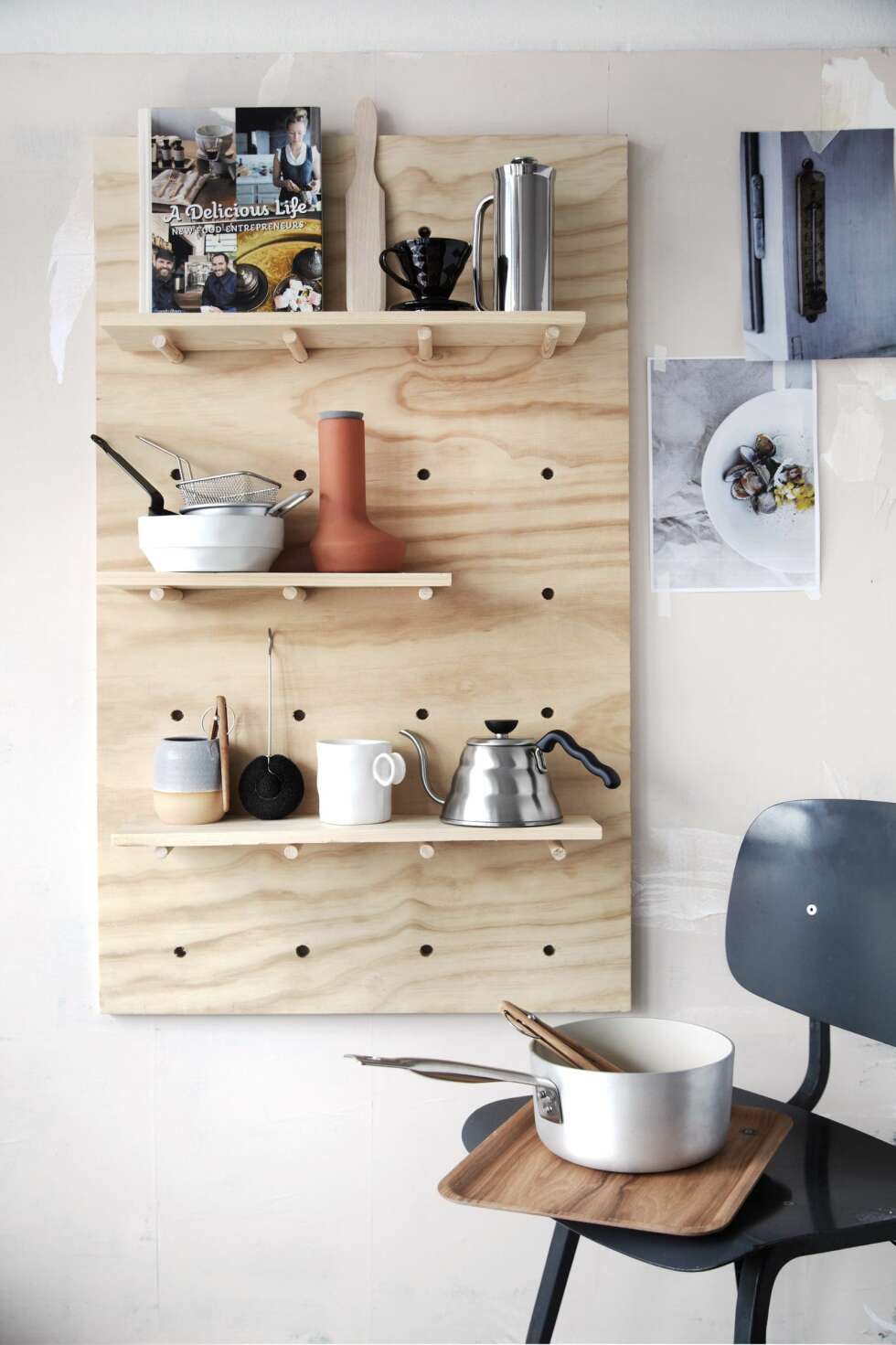 PÅ RETT HYLLE: Plasser de tingene du bruker aller mest i hyllen, så blir det lett å få tak i dem. FOTO: IstockImages PÅ RETT HYLLE: Plasser de tingene du bruker aller mest i hyllen, så blir det lett å få tak i dem. FOTO: IstockImages