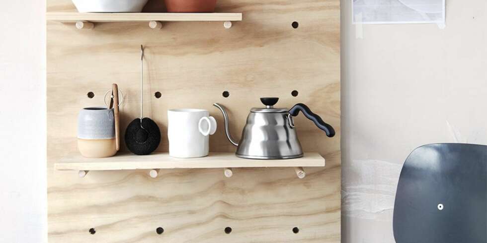 PÅ RETT HYLLE: Plasser de tingene du bruker aller mest i hyllen, så blir det lett å få tak i dem. FOTO: IstockImages PÅ RETT HYLLE: Plasser de tingene du bruker aller mest i hyllen, så blir det lett å få tak i dem. FOTO: IstockImages