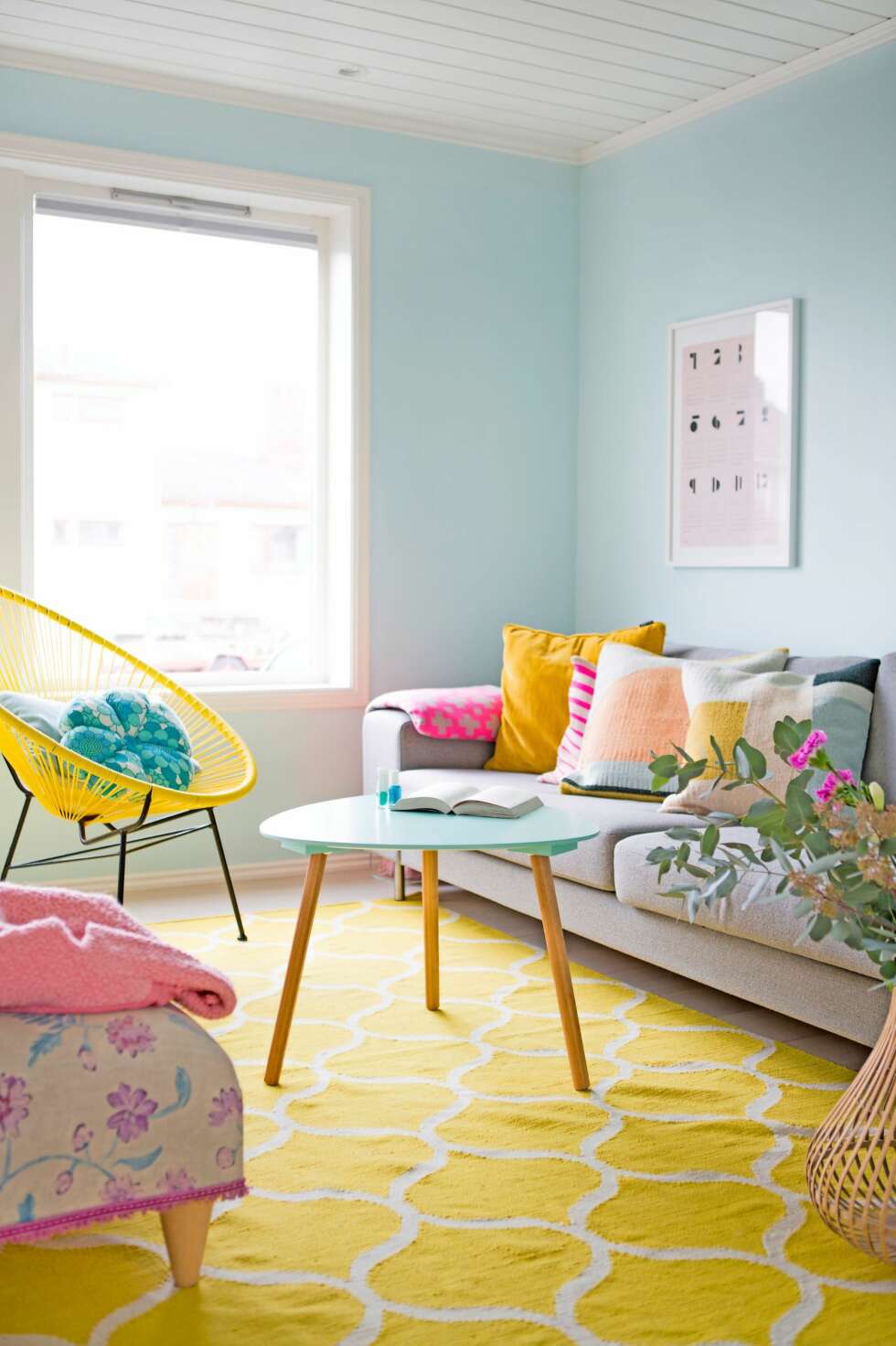 STUEN: - Den blomstrete puffen har fulgt meg i ti år. Det vi hadde fra før, måtte også passe inn i huset, sier Julie. Sofaen er fra Bohus, og putene er fra Oyoy, Kremmerhuset, Ferm Living og Hay. Den gule kurvstolen er kjøpt hos Åhléns, mens gulvteppet er fra Ikea. Bordet er fra Søstrene Grene. FOTO: Nadya Norskott STUEN: - Den blomstrete puffen har fulgt meg i ti år. Det vi hadde fra før, måtte også passe inn i huset, sier Julie. Sofaen er fra Bohus, og putene er fra Oyoy, Kremmerhuset, Ferm Living og Hay. Den gule kurvstolen er kjøpt hos Åhléns, mens gulvteppet er fra Ikea. Bordet er fra Søstrene Grene. FOTO: Nadya Norskott