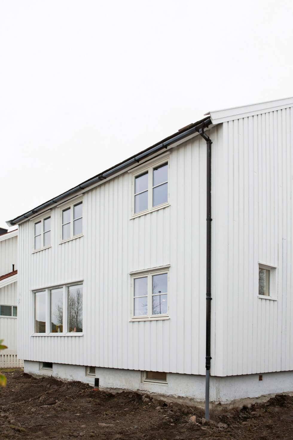 HUSET: I første etasje ligger kjøkkenet, spisekroken og stuen. I andre etasje har paret revet en vegg og tettet igjen en annen slik at de har fått tre soverom. FOTO: Nadia Norskott HUSET: I første etasje ligger kjøkkenet, spisekroken og stuen. I andre etasje har paret revet en vegg og tettet igjen en annen slik at de har fått tre soverom. FOTO: Nadia Norskott