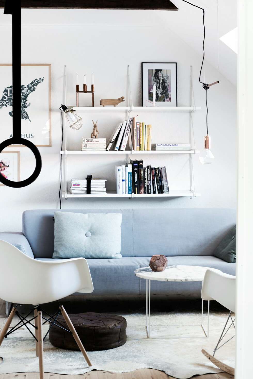 LUN KROK: Sofakroken har blitt et lunt sted. Legg merke til pendelen som Julie har laget av en diamond Light Bulb og et kobberrør fra Bauhaus. LUN KROK: Sofakroken har blitt et lunt sted. Legg merke til pendelen som Julie har laget av en diamond Light Bulb og et kobberrør fra Bauhaus.