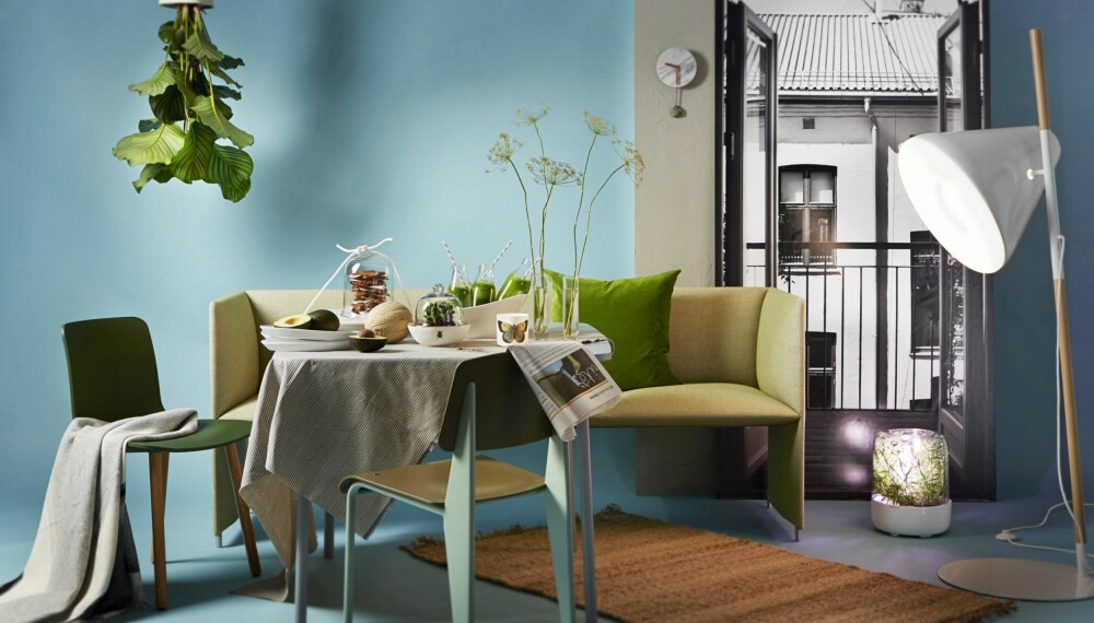 Effektfullt. Utsikten fra en byleilighet i Oslo er i virkeligheten en fotoplakat, printet på 170 g semogloss fotopapir, kr 625 pr. kvm., Idekor/Allkopi. Mono sofa fra LK Hjelle i stoffet Gudbrandsdalens Heidal 910, kr 26 000, Marcel pute i velur fra Linum, kr 379, spisebordet
My Table fra Normann Copenhagen i stål, 120 x 120 cm, kr 4990, alt fra Ask Interiør. Takhengt blomsterpotte Sky Planter fra Boskke, kr 449, Designdelicatessen. Planten Calathea, kr 98, Ikea. Stolen Hal Wood fra Vitra, kr 3733, stolen Prouvé Standard SP fra
Vitra, kr 6748, begge fra Verket Interiør. Pleddet Skagen i merinoull og bomull fra Berger, kr 715, Høye. Duk i rutete stoff av bomull og polyester, kr 98 pr. meter, Stoff & Stil. Sylindervaser i glass med dill, kr 79 pr. stk., Bloom. Ovale tallerkener fra Aza, 27 cm, kr 185 pr. stk., glassklokker, kr 155 og kr 89, hvitt stettefat i stentøy fra Bruka, kr 395, telysholder i porselen, kr 149, alt fra Kjøkkenverket. Hånddreid porselensbolle med biller og gullkant, Ø 18 cm, design: Jette M.K. Ruud, kr 450, Rebella Keramikk. Kaktus, kr 79, Ikea. Stor hvit Skyn bolle i benporselen, kr 249, glassflasker, kr 15 pr. stk., alt fra Ikea. Papirsugerør, kr 98 pr. pakke, Bolina. Veggklokken Marble i gjenbrukt marmor, visere i mahogni og pendelstein fra
en fransk strand, Ø 15 cm, design: Stian Korntvedt Ruud, kr 2300, Kneip. Lampen Hello Floor Lamp i ask og lakkert stål fra Normann Copenhagen, kr 5390, Ask Interiør. Teppe i jute, kr 819, Maxbo. Veksthuset Kitchen garden fra Fiskars med LED-lys, kr 1499, Jernia. Styling: Juni Hjartholm, stylingassistent: Louise K Ruud. Effektfullt. Utsikten fra en byleilighet i Oslo er i virkeligheten en fotoplakat, printet på 170 g semogloss fotopapir, kr 625 pr. kvm., Idekor/Allkopi. Mono sofa fra LK Hjelle i stoffet Gudbrandsdalens Heidal 910, kr 26 000, Marcel pute i velur fra Linum, kr 379, spisebordet
My Table fra Normann Copenhagen i stål, 120 x 120 cm, kr 4990, alt fra Ask Interiør. Takhengt blomsterpotte Sky Planter fra Boskke, kr 449, Designdelicatessen. Planten Calathea, kr 98, Ikea. Stolen Hal Wood fra Vitra, kr 3733, stolen Prouvé Standard SP fra
Vitra, kr 6748, begge fra Verket Interiør. Pleddet Skagen i merinoull og bomull fra Berger, kr 715, Høye. Duk i rutete stoff av bomull og polyester, kr 98 pr. meter, Stoff & Stil. Sylindervaser i glass med dill, kr 79 pr. stk., Bloom. Ovale tallerkener fra Aza, 27 cm, kr 185 pr. stk., glassklokker, kr 155 og kr 89, hvitt stettefat i stentøy fra Bruka, kr 395, telysholder i porselen, kr 149, alt fra Kjøkkenverket. Hånddreid porselensbolle med biller og gullkant, Ø 18 cm, design: Jette M.K. Ruud, kr 450, Rebella Keramikk. Kaktus, kr 79, Ikea. Stor hvit Skyn bolle i benporselen, kr 249, glassflasker, kr 15 pr. stk., alt fra Ikea. Papirsugerør, kr 98 pr. pakke, Bolina. Veggklokken Marble i gjenbrukt marmor, visere i mahogni og pendelstein fra
en fransk strand, Ø 15 cm, design: Stian Korntvedt Ruud, kr 2300, Kneip. Lampen Hello Floor Lamp i ask og lakkert stål fra Normann Copenhagen, kr 5390, Ask Interiør. Teppe i jute, kr 819, Maxbo. Veksthuset Kitchen garden fra Fiskars med LED-lys, kr 1499, Jernia. Styling: Juni Hjartholm, stylingassistent: Louise K Ruud.