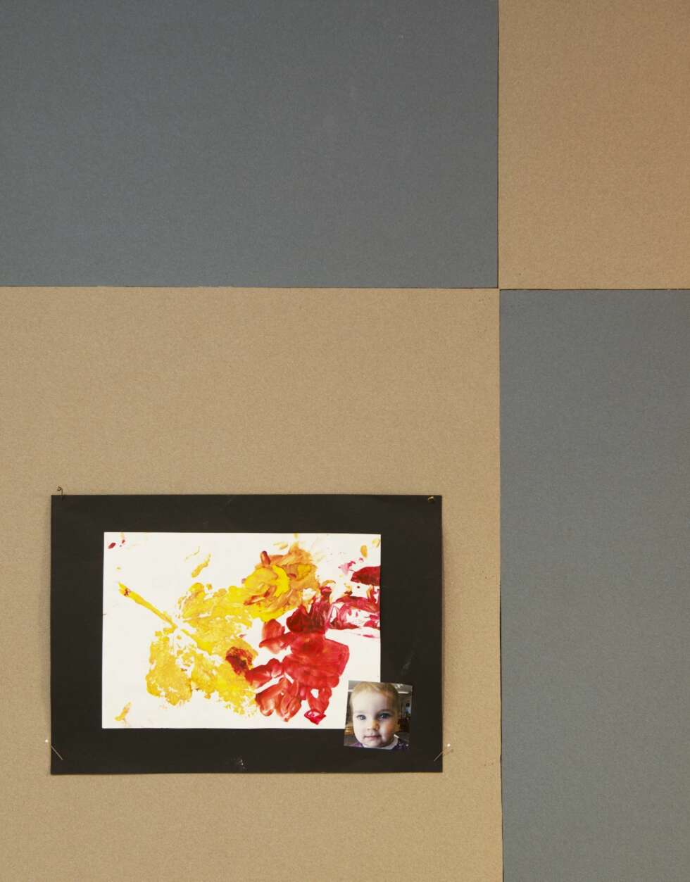 KREATIVT: Linoleum på veggen fungerer som oppslagstavle. Merker etter stifter jevner seg ut og forsvinner raskt, Bulletin board Eternal Palette 40812 og 2185, Forbo. KREATIVT: Linoleum på veggen fungerer som oppslagstavle. Merker etter stifter jevner seg ut og forsvinner raskt, Bulletin board Eternal Palette 40812 og 2185, Forbo.