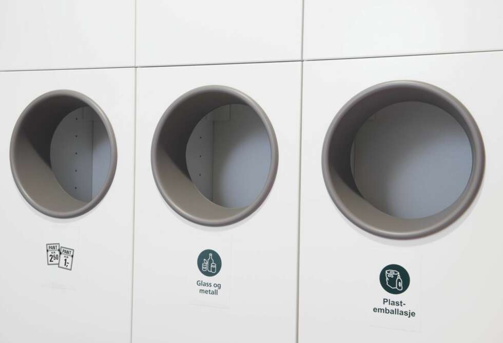 GODT ORGANISERT: Alle skapene i rommet er kjøkkenoverskap fra
Ikea. I tre av skapene ble det installert kildesortering. Sirklene i dørene
ble skåret til, og tilpasset den øverste delen av vaskebaljer fra Biltema. GODT ORGANISERT: Alle skapene i rommet er kjøkkenoverskap fra
Ikea. I tre av skapene ble det installert kildesortering. Sirklene i dørene
ble skåret til, og tilpasset den øverste delen av vaskebaljer fra Biltema.