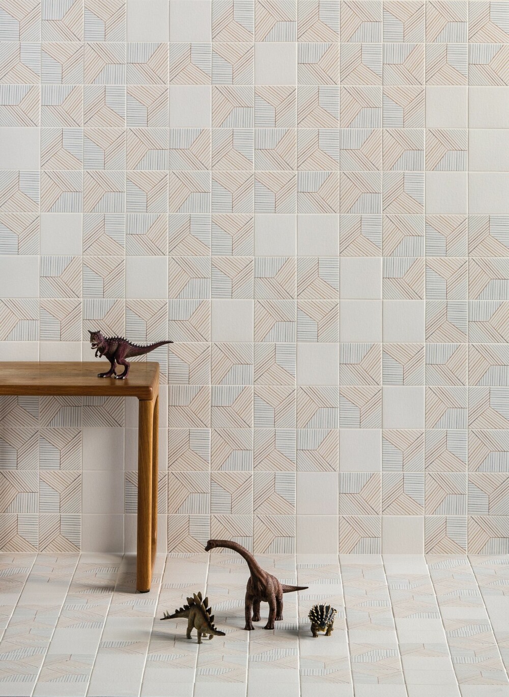Flere produsenter har ulike
mønstre i samme serie slik at
du kan skape din egen design.
Serien Tratti fra Mutina, design
Inga Sempé, er ett eksempel.
Åtte ulike motiver kan mikses
til det nesten uendelige. Legger
du fliser både på gulvet og på
veggen, er det som å komme
inn i en boks. Her bidrar de
duse fargene til ro, samtidig
som de geometriske formene
skaper spenning i bildet. Flere produsenter har ulike
mønstre i samme serie slik at
du kan skape din egen design.
Serien Tratti fra Mutina, design
Inga Sempé, er ett eksempel.
Åtte ulike motiver kan mikses
til det nesten uendelige. Legger
du fliser både på gulvet og på
veggen, er det som å komme
inn i en boks. Her bidrar de
duse fargene til ro, samtidig
som de geometriske formene
skaper spenning i bildet.