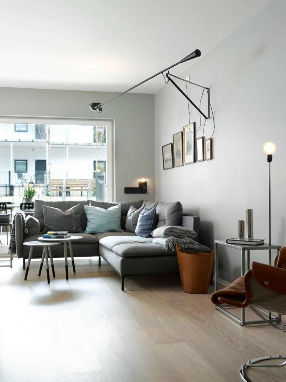 Fin løsning. Det viktigste grepet i stuen er de store skyvedørene. Når de åpnes blir terrassen en forlengelse av leiligheten. Sofaen har Elin og Shwahh redesignet sammen. Fin løsning. Det viktigste grepet i stuen er de store skyvedørene. Når de åpnes blir terrassen en forlengelse av leiligheten. Sofaen har Elin og Shwahh redesignet sammen.