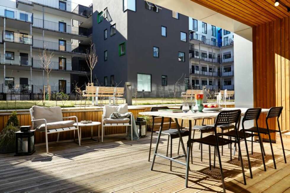 Byhage. Bakgården og terrassen er en fredelig plett, tett på pulserende Grünerløkka. Terrassen er trukket med 33 kvadratmeter vedlikeholdsfri Møre Royal. En hekk av Agnbøk kommer til å vokse seg tett og grønn. Den bevarer blader året gjennom. Stolene og benbukkene er fra Ikea. Bordplaten er lagd av Shwahh/Mass Made. Det er også de små bordene med marmorplate og understell av stål. Byhage. Bakgården og terrassen er en fredelig plett, tett på pulserende Grünerløkka. Terrassen er trukket med 33 kvadratmeter vedlikeholdsfri Møre Royal. En hekk av Agnbøk kommer til å vokse seg tett og grønn. Den bevarer blader året gjennom. Stolene og benbukkene er fra Ikea. Bordplaten er lagd av Shwahh/Mass Made. Det er også de små bordene med marmorplate og understell av stål.