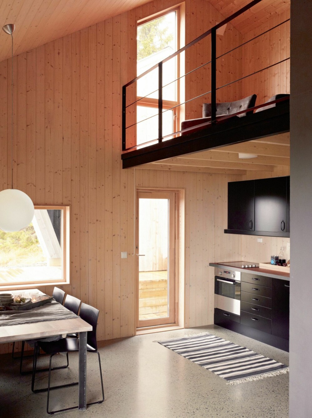 ÅPENT: Fra hemsen over kjøkkenet har man full oversikt samtidig som man kan være litt for seg selv. En leken løsning som fungerer godt for hele familien. Styling: Tone Kroken. ÅPENT: Fra hemsen over kjøkkenet har man full oversikt samtidig som man kan være litt for seg selv. En leken løsning som fungerer godt for hele familien. Styling: Tone Kroken.