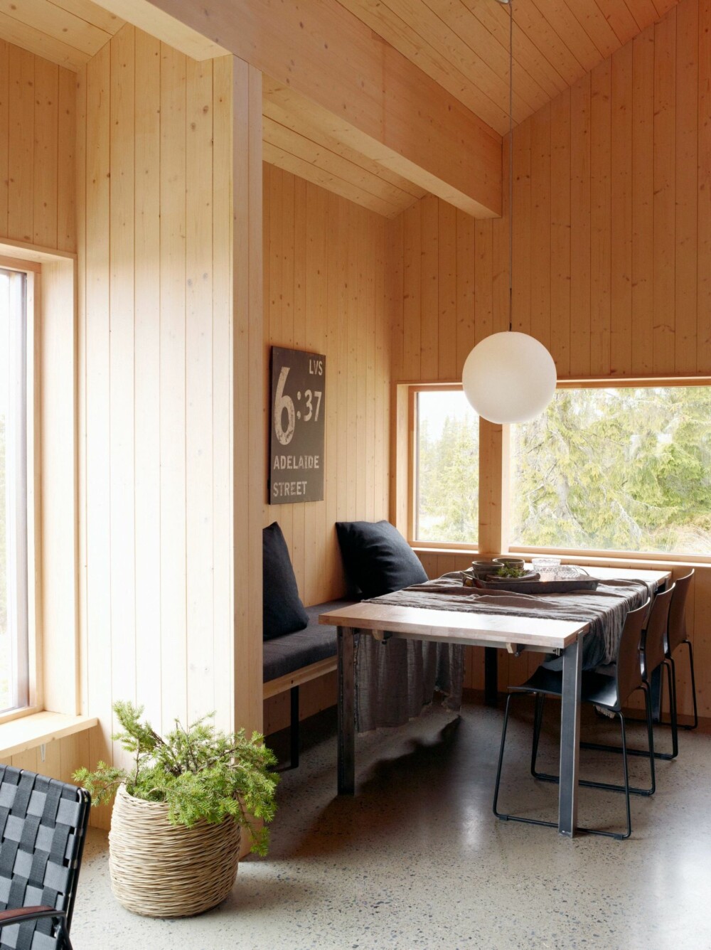 FRISTENDE SPISEKROK. Vinduet er på høyde med bordflaten, som slik får rikelig med dagslys. Plantekurven er fra Bolina. Lampen er fra Design Belysning. Bord og stoler er fra Living. Gulvet er av slipt betong. Styling: Tone Kroken. FRISTENDE SPISEKROK. Vinduet er på høyde med bordflaten, som slik får rikelig med dagslys. Plantekurven er fra Bolina. Lampen er fra Design Belysning. Bord og stoler er fra Living. Gulvet er av slipt betong. Styling: Tone Kroken.