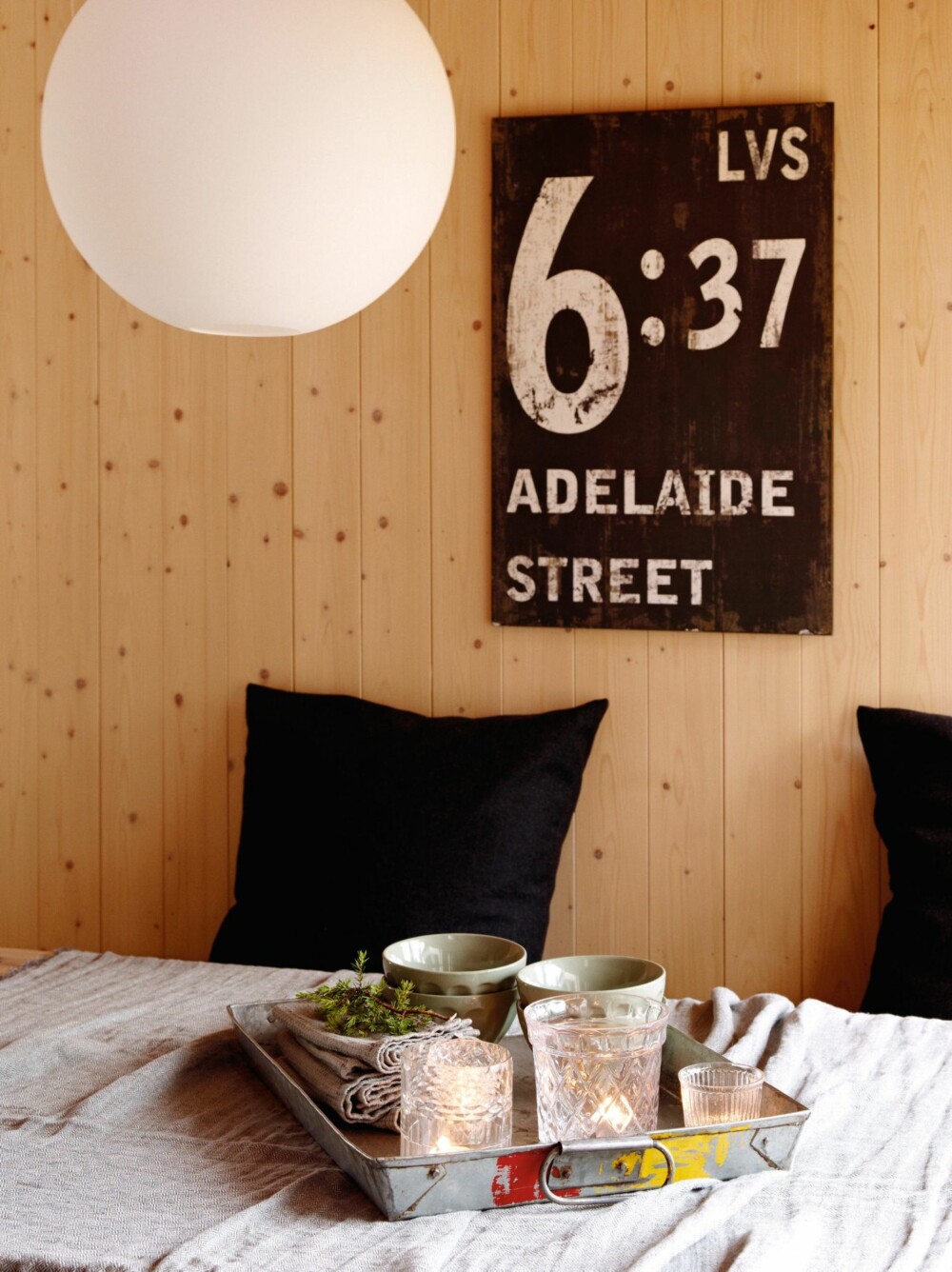 UMALTE FLATER: Nøktern materialbruk legger til rette for tradisjonell, norsk hyttekos. Tavle fra Country Chic. Linduk fra Bolina, brett fra Anouska, lysglass fra Country Chic og servietter og skåler fra Bolina. Styling: Tone Kroken. UMALTE FLATER: Nøktern materialbruk legger til rette for tradisjonell, norsk hyttekos. Tavle fra Country Chic. Linduk fra Bolina, brett fra Anouska, lysglass fra Country Chic og servietter og skåler fra Bolina. Styling: Tone Kroken.