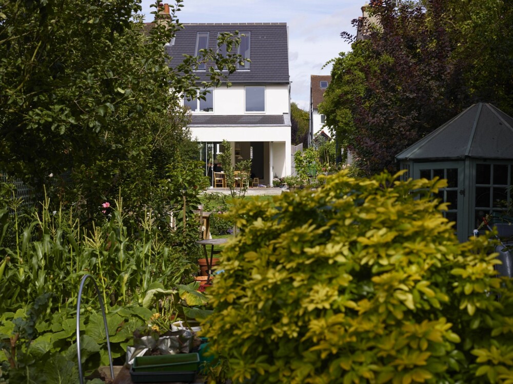 Byggmesteren som sto for renoveringen av huset, som er fra 1929, bygget også den nye terrassen. Paret har direkte utgang fra kjøkken og stue til hagerommet. Mari og Neil la selv ny plen foran terrassen. Byggmesteren som sto for renoveringen av huset, som er fra 1929, bygget også den nye terrassen. Paret har direkte utgang fra kjøkken og stue til hagerommet. Mari og Neil la selv ny plen foran terrassen.