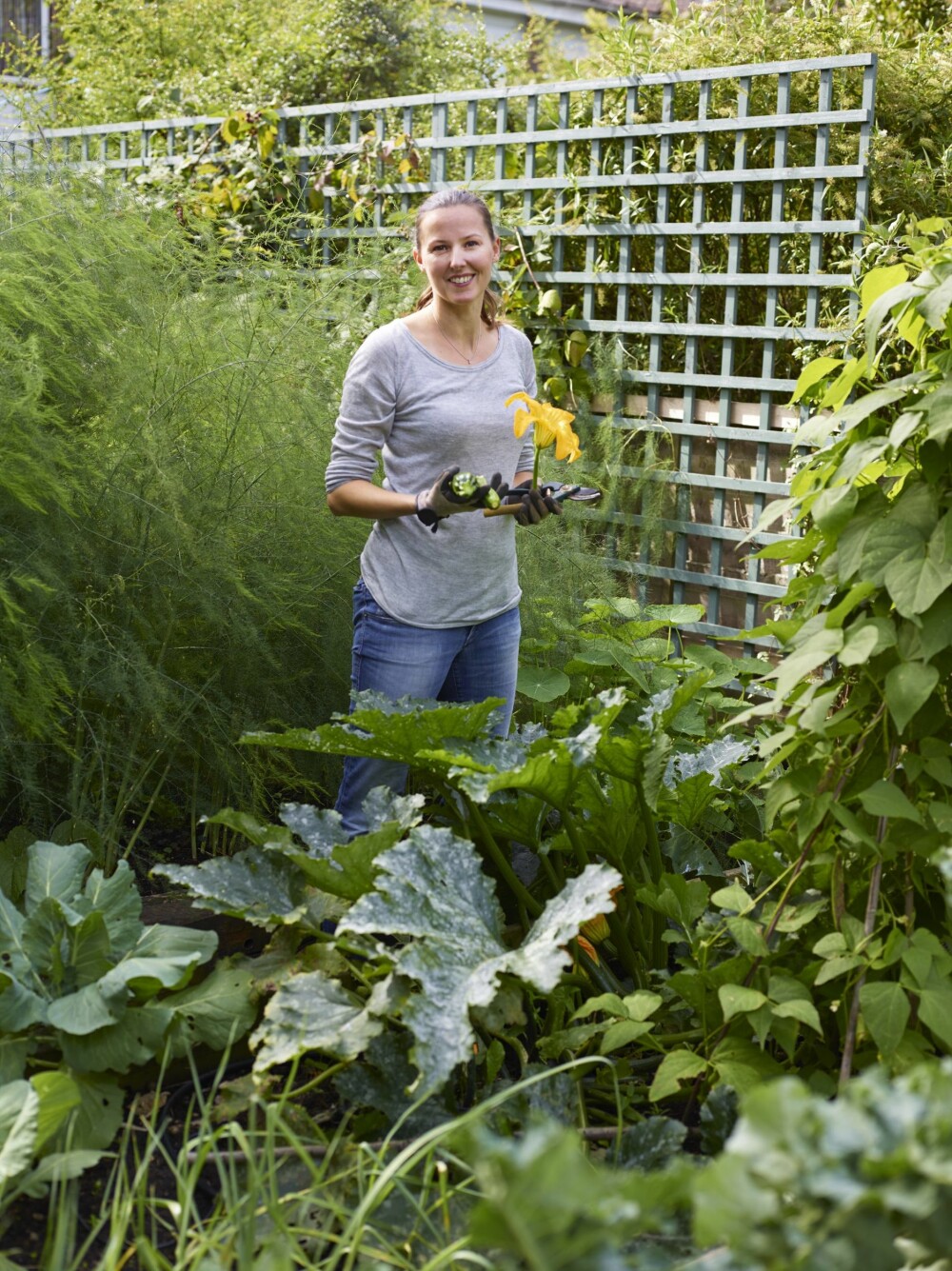 Så sant det ikke pøsregner er Mari i hagen hver dag i sommerhalvåret. – Det tar fort en time å vanne krukker og bed, så luker jeg litt, også må jeg se etter om noe nytt har blomstret, sier hun. Så sant det ikke pøsregner er Mari i hagen hver dag i sommerhalvåret. – Det tar fort en time å vanne krukker og bed, så luker jeg litt, også må jeg se etter om noe nytt har blomstret, sier hun.