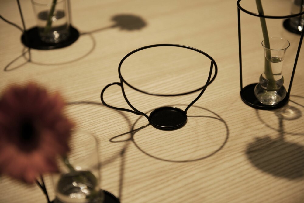 LIGNER STREKTEGNINGER: Small Black Vase Series er designet av Nendo for David Design. LIGNER STREKTEGNINGER: Small Black Vase Series er designet av Nendo for David Design.