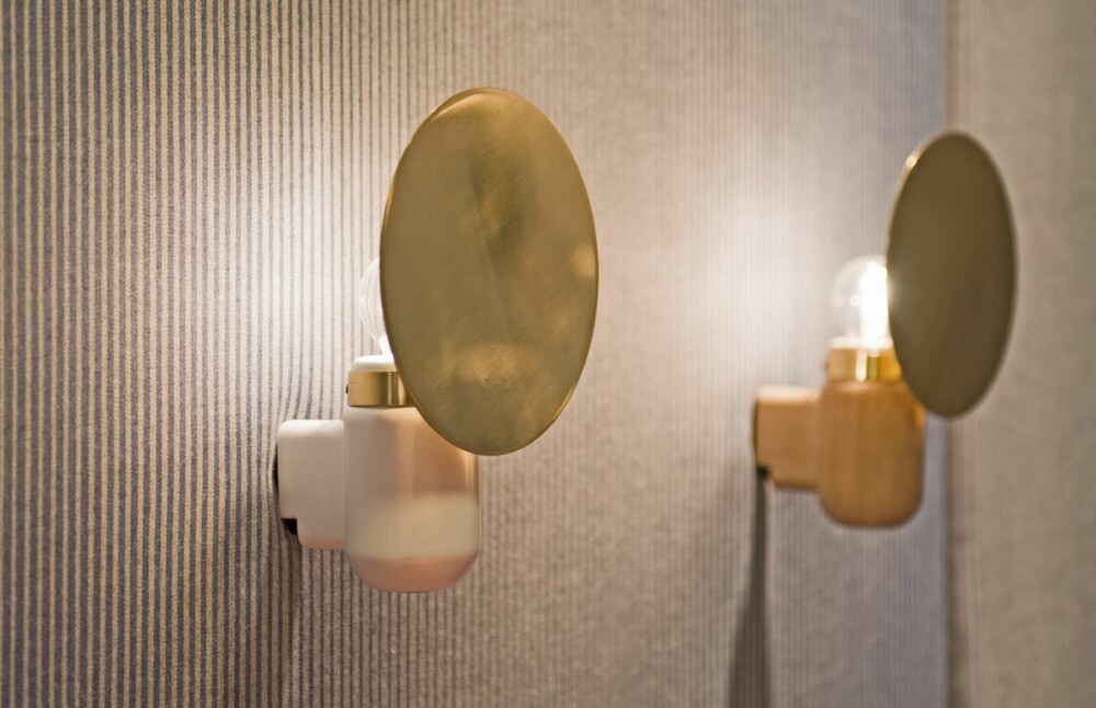 PÆREFORMØRKELSER: Shelf Lamp av Andreas Engesvik kan minne om en total solformørkelse i det den runde skiven blokkerer lyskilden. PÆREFORMØRKELSER: Shelf Lamp av Andreas Engesvik kan minne om en total solformørkelse i det den runde skiven blokkerer lyskilden.