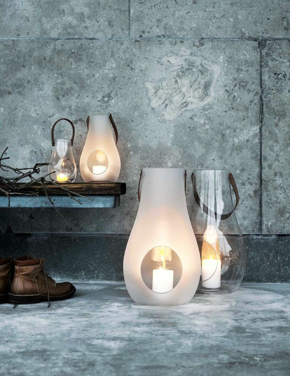 FROSTET GLASS: Lanterneserien Design with light fås både i klart eller frostet glass. Merk hvordan det matte glasset sprer lyset fra den lille flammen, kr 600 - 1700, holmegaard.dk. Plasser gjerne lykter med og uten frostet glass side om side. FROSTET GLASS: Lanterneserien Design with light fås både i klart eller frostet glass. Merk hvordan det matte glasset sprer lyset fra den lille flammen, kr 600 - 1700, holmegaard.dk. Plasser gjerne lykter med og uten frostet glass side om side.