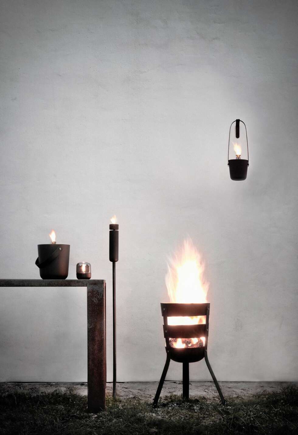 ILD I BØTTER OG SPANN: Stikk det i jorda, plasser det på bakken, på bordet, på veggen. Outdoor Collection signert Norm Architects inspirerer til å la det blafre hvor som helst, i all slags vær, menu.as. ILD I BØTTER OG SPANN: Stikk det i jorda, plasser det på bakken, på bordet, på veggen. Outdoor Collection signert Norm Architects inspirerer til å la det blafre hvor som helst, i all slags vær, menu.as.