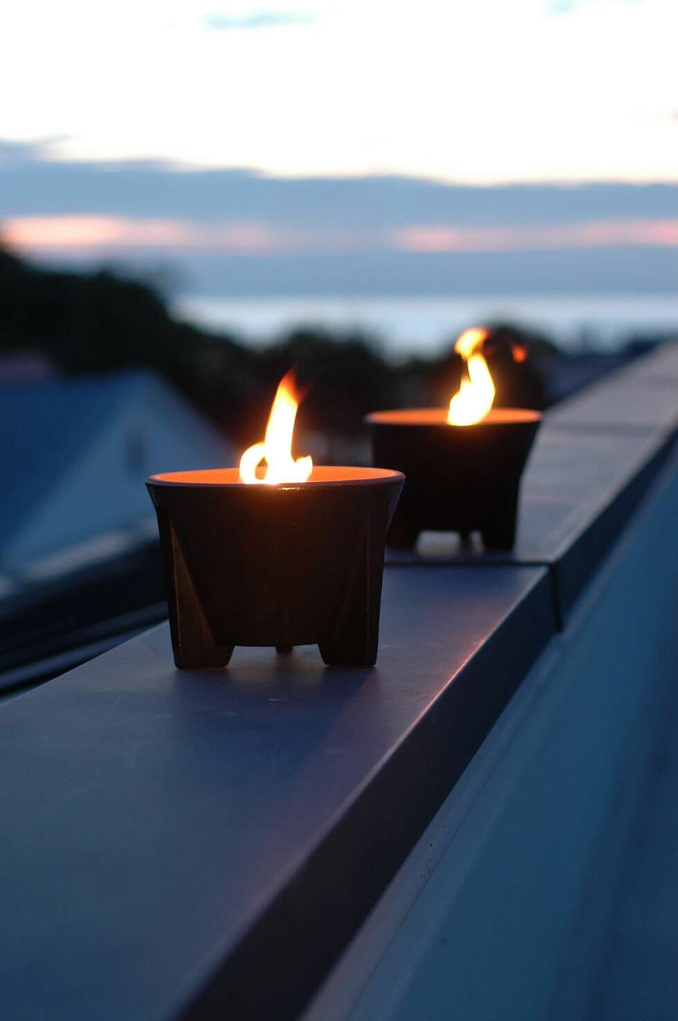 FYR OPP STUMPENE: Den smarte brenneren Marschall Outdoor fra Vinnaljus gjør det mulig å utnytte energien i stearinrester det ellers er vanskelig å brenne opp. Ved å plassere restene ved siden av flammen, smelter stearinen og blir til ny brensel. Veken ender opp i bunnen av krukken, kr 1330, norrgavel.no. FYR OPP STUMPENE: Den smarte brenneren Marschall Outdoor fra Vinnaljus gjør det mulig å utnytte energien i stearinrester det ellers er vanskelig å brenne opp. Ved å plassere restene ved siden av flammen, smelter stearinen og blir til ny brensel. Veken ender opp i bunnen av krukken, kr 1330, norrgavel.no.