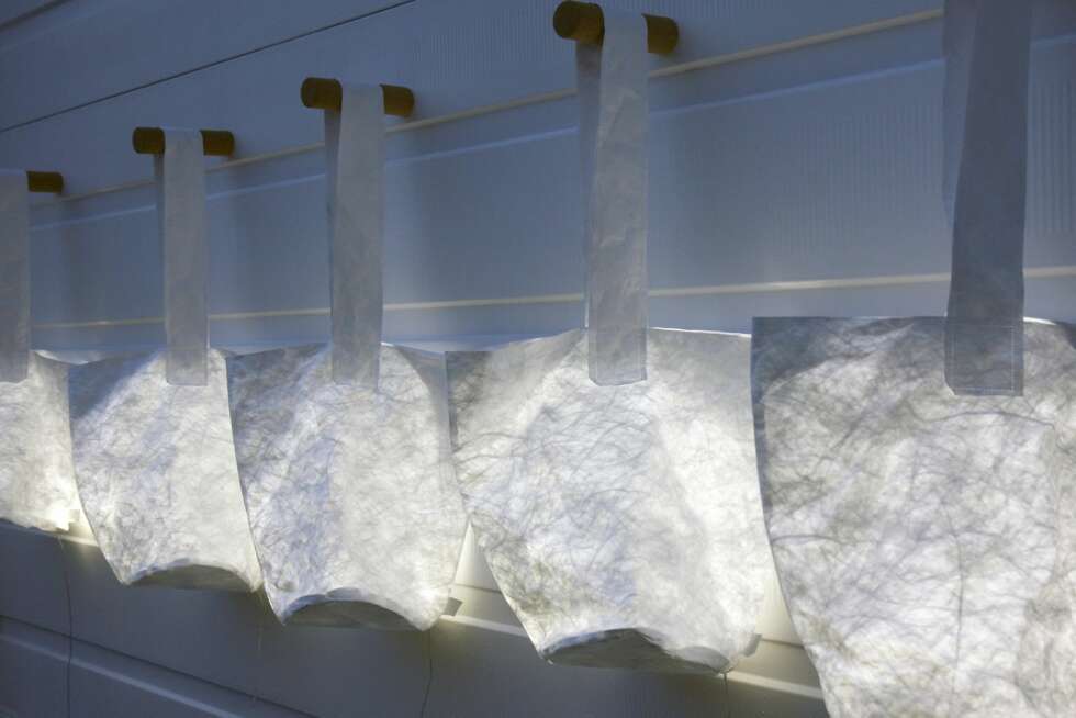 LYS I POSE: Hobo Lantern fra kanadiske Molo Design er en bærbar
lampe som kan skape både glede og forundring. Lyskilden er en
energigjerrig ledpære, som enten kan plugges til stikkontakt, eller
gå på batteri, kr 735, molostore.com. LYS I POSE: Hobo Lantern fra kanadiske Molo Design er en bærbar
lampe som kan skape både glede og forundring. Lyskilden er en
energigjerrig ledpære, som enten kan plugges til stikkontakt, eller
gå på batteri, kr 735, molostore.com.