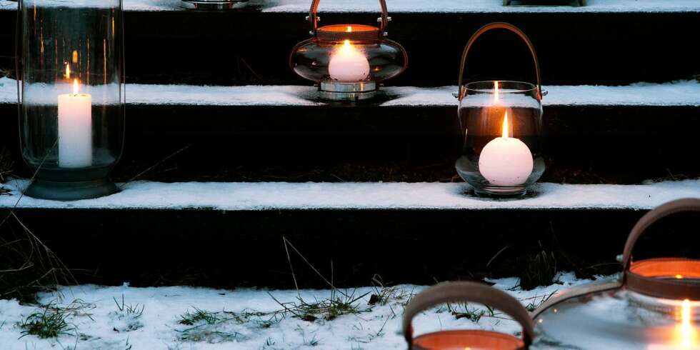 ULIKE GLASS, LIKE FLAMMER: Klart glass gir innsyn til både flamme og voks. Hanken gjør lanternene lett å flytte rundt på, kr 185 - 2530, brostecopenhagen.com. Den tilsynelatende tilfeldige plasseringen av lyktene i trappen er dessuten stemingsskapende. ULIKE GLASS, LIKE FLAMMER: Klart glass gir innsyn til både flamme og voks. Hanken gjør lanternene lett å flytte rundt på, kr 185 - 2530, brostecopenhagen.com. Den tilsynelatende tilfeldige plasseringen av lyktene i trappen er dessuten stemingsskapende.