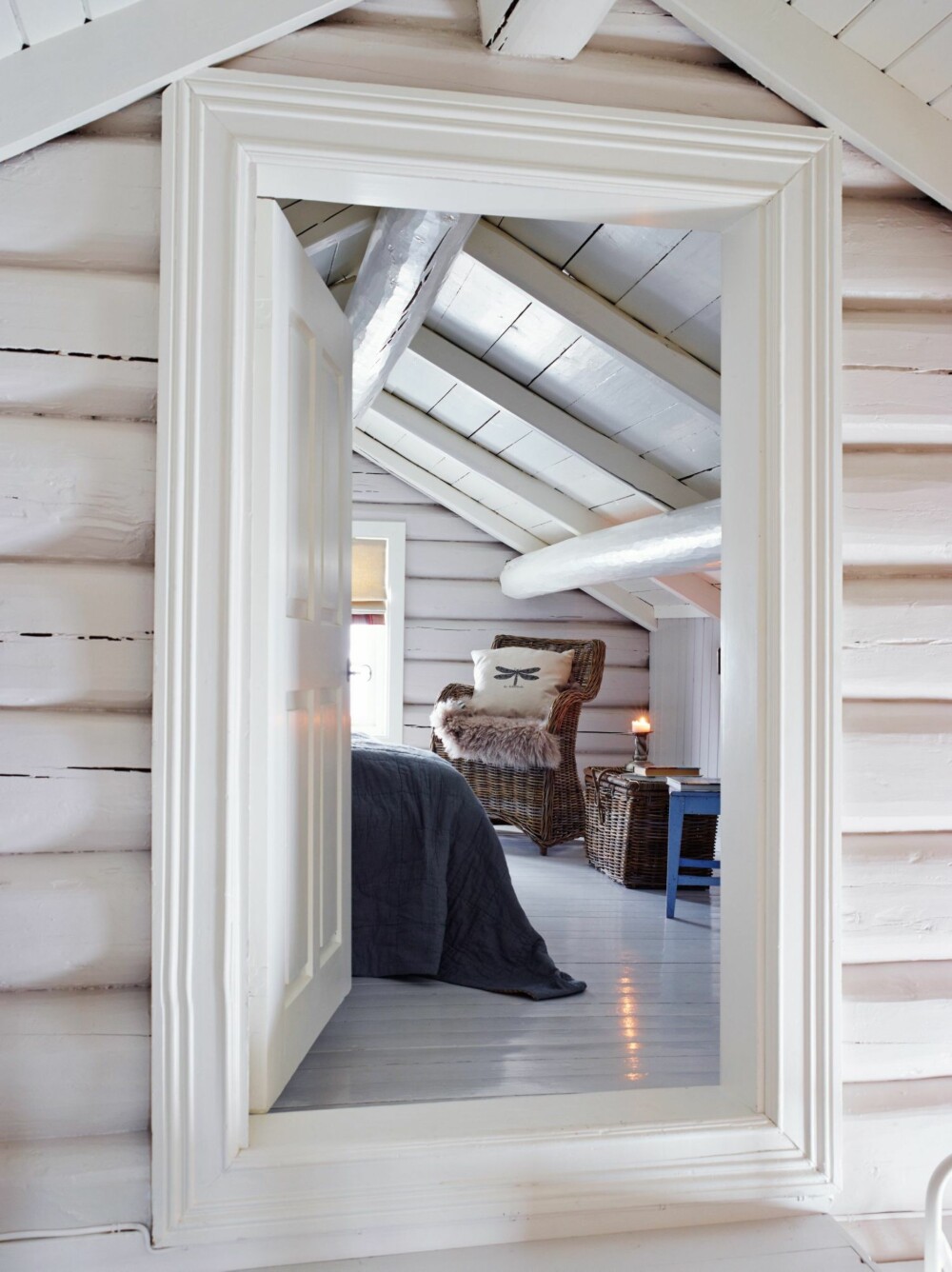 NY FARGE: Det opprinnelige, gulmalte tømmeret har nå fått lysnet sin
tilværelse, malt med fargen Tudor fra Jotun. Styling: Tone Kroken. NY FARGE: Det opprinnelige, gulmalte tømmeret har nå fått lysnet sin
tilværelse, malt med fargen Tudor fra Jotun. Styling: Tone Kroken.