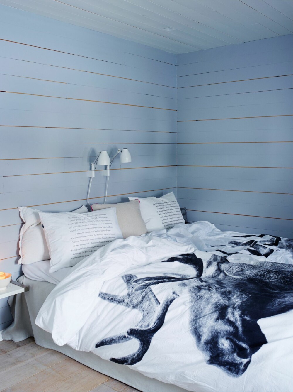 VAR KJØKKEN: Soverommet, som tidligere var kjøkken, er malt i fargen Frostet Glass fra Jotun. Sengetøy med dyreprint fra hviit.no. Styling: Tone Kroken. VAR KJØKKEN: Soverommet, som tidligere var kjøkken, er malt i fargen Frostet Glass fra Jotun. Sengetøy med dyreprint fra hviit.no. Styling: Tone Kroken.