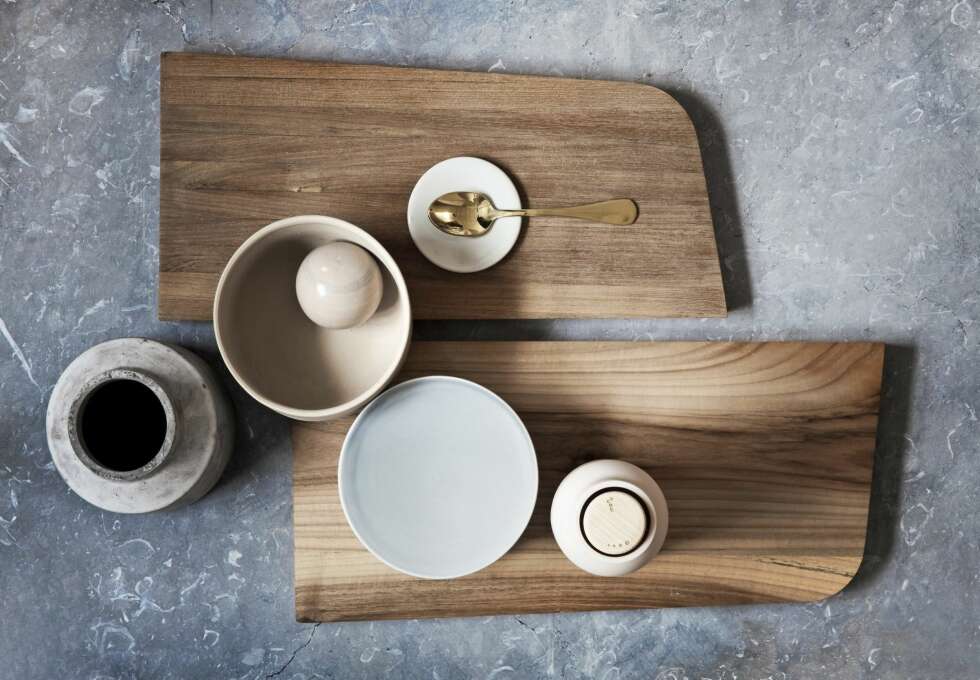 Stabile saker. Tilt eikefjøl er formet slik at den kan stå på høykant inntil veggen uten fare for å velte og smelle i benkeplaten, h 37 cm, kr 229, menu.as. Stabile saker. Tilt eikefjøl er formet slik at den kan stå på høykant inntil veggen uten fare for å velte og smelle i benkeplaten, h 37 cm, kr 229, menu.as.