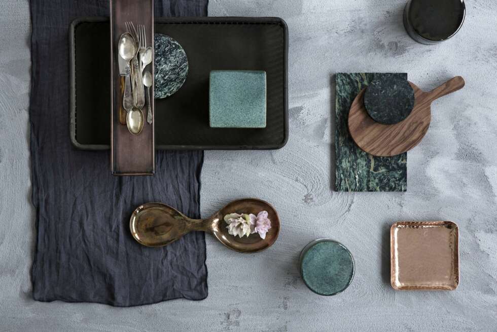 Ren harmoni. På bordet dekket med marmor, sølv og harde materialer, sørger trebrettet Zola for nødvendig varme. Fjøla er laget av Sheeshamtre, en tresort som vokser i India. Et fint alternativ for deg som liker mørke tresorter, men som ikke vil bidra til flatehugst av regnskogen. Mål 29 X 18,5 cm, kr 380 fra brostecopenhagen.com. Ren harmoni. På bordet dekket med marmor, sølv og harde materialer, sørger trebrettet Zola for nødvendig varme. Fjøla er laget av Sheeshamtre, en tresort som vokser i India. Et fint alternativ for deg som liker mørke tresorter, men som ikke vil bidra til flatehugst av regnskogen. Mål 29 X 18,5 cm, kr 380 fra brostecopenhagen.com.