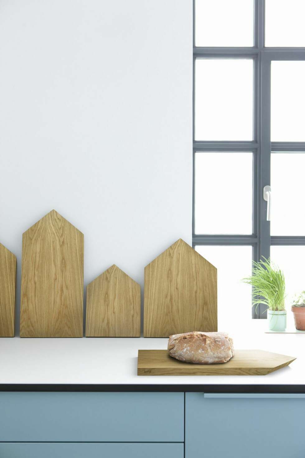 Praktisk dekor. De huslignende eikefjølene fra Ferm Living kombinerer funksjon med dekor. Kjøp flere, sett dem tett i tett, slik får du en illusjon av skyline på kjøkkenbenken. Cutting Board finnes i fire ulike størrelser, fra kr 210 til 450, ferm-living.com. Praktisk dekor. De huslignende eikefjølene fra Ferm Living kombinerer funksjon med dekor. Kjøp flere, sett dem tett i tett, slik får du en illusjon av skyline på kjøkkenbenken. Cutting Board finnes i fire ulike størrelser, fra kr 210 til 450, ferm-living.com.