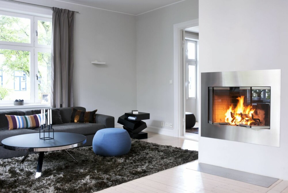 VARMT OPPHOLDSROM: Ild på peisen og mykt,
flosset teppe fra Kymo, Expo Nova. Gedigen
sofa med puter blant annet fra Missoni,
puff og sofa fra Poliform. Svart sidebord Balancing Boxes fra Porro, begge fra Expo Nova. Salongbord fra BoConcept. VARMT OPPHOLDSROM: Ild på peisen og mykt,
flosset teppe fra Kymo, Expo Nova. Gedigen
sofa med puter blant annet fra Missoni,
puff og sofa fra Poliform. Svart sidebord Balancing Boxes fra Porro, begge fra Expo Nova. Salongbord fra BoConcept.