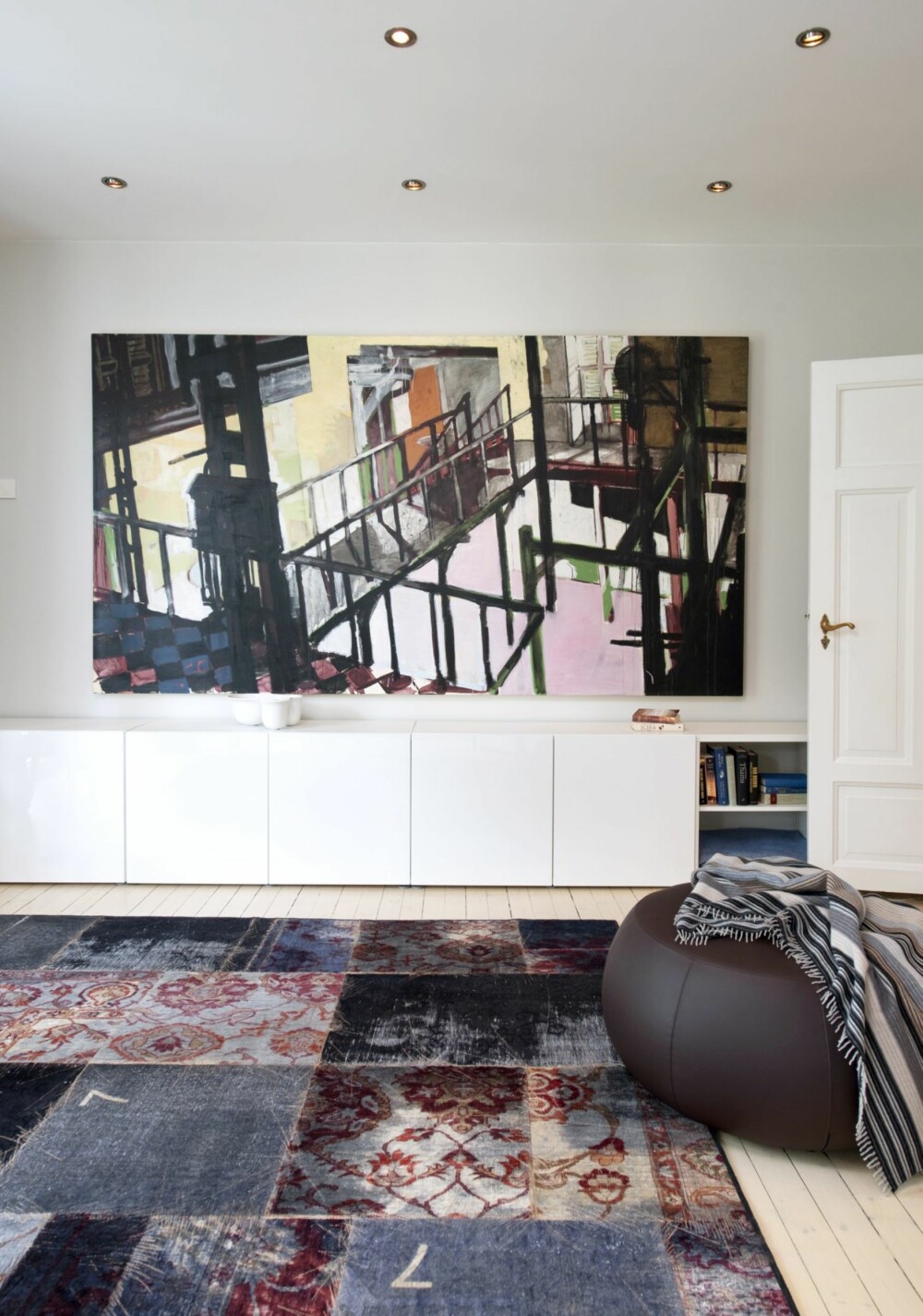 MALERISK: Ved siden av hovedstuen ligger tv-stuen som tidligere var soverom. Her har maleriet av Benjamin Bergman
fått hovedplass. Teppet fra Mashup fra Kymo, Hole Design, har mye mønster, men er likevel i dialog med maleriet. Puff Pix fra Arper. Pledd fra Missoni. MALERISK: Ved siden av hovedstuen ligger tv-stuen som tidligere var soverom. Her har maleriet av Benjamin Bergman
fått hovedplass. Teppet fra Mashup fra Kymo, Hole Design, har mye mønster, men er likevel i dialog med maleriet. Puff Pix fra Arper. Pledd fra Missoni.