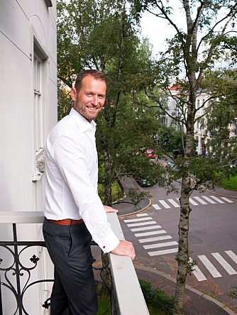 OVERSIKT: Pål Renli er kunstinteressert sivilingeniør og økonom. Fra balkongen har han utsikt over bylivet på Majorstuen i Oslo. OVERSIKT: Pål Renli er kunstinteressert sivilingeniør og økonom. Fra balkongen har han utsikt over bylivet på Majorstuen i Oslo.