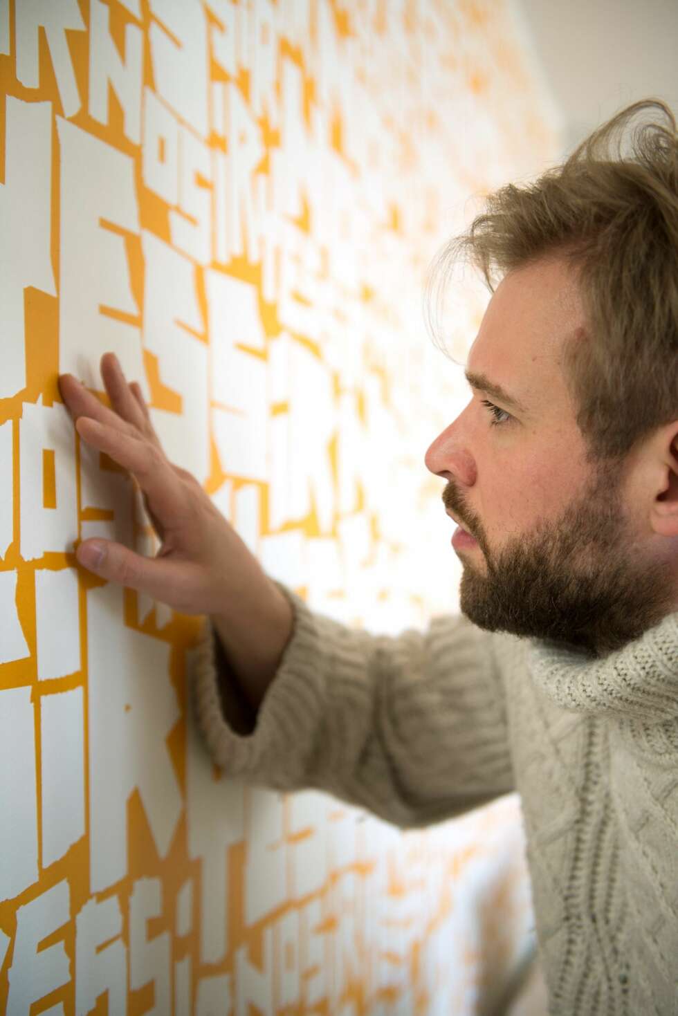 Den gule versjonen. Det er få verk jeg liker å repetere, men Yessirnosiren fungerer i mange varianter i mange sammenhenger, sier Christensen. Tidligere har han laget andre versjoner i andre farger, både til offentlige og private rom. Astrup Fearnley Museet har kjøpt ett av dem. Men den gule versjonen finnes bare i dette hjemmet. Den gule versjonen. Det er få verk jeg liker å repetere, men Yessirnosiren fungerer i mange varianter i mange sammenhenger, sier Christensen. Tidligere har han laget andre versjoner i andre farger, både til offentlige og private rom. Astrup Fearnley Museet har kjøpt ett av dem. Men den gule versjonen finnes bare i dette hjemmet.