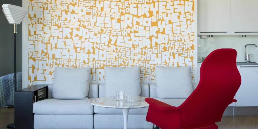 Rett på veggen. Verket dekker hele den ene stueveggen. Lenestolen og marmorbordet er designet av Eero Saarinen for henholdsvis Vitra og Knoll. Gulvlampen av Alvar Aalto er fra Artek. Rett på veggen. Verket dekker hele den ene stueveggen. Lenestolen og marmorbordet er designet av Eero Saarinen for henholdsvis Vitra og Knoll. Gulvlampen av Alvar Aalto er fra Artek.