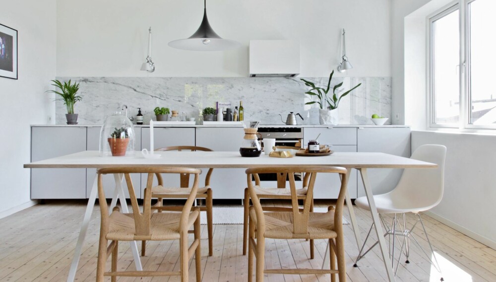 KLASSISK INNREDET: Den ene halvdelen av det 30 kvadratmeter store allrommet er forbeholdt kjøkkenet. Rommet er enkelt innredet, men det som er av møbler er selvsnekret eller designobjekter. - Design alene gjør ikke et rom. Det er lyset, materialene og hvordan ting er satt sammen som avgjør om rommet er velmøblert eller ei, mener Kenneth. En hvitlasert plate over to bordben fra Hay er spisebord godt nok. Rundt det står Wegners klassiske Y-stoler. Pendelen er fra Gubi, og stolen på enden
er en DSR Chair fra Eames og Vitra. KLASSISK INNREDET: Den ene halvdelen av det 30 kvadratmeter store allrommet er forbeholdt kjøkkenet. Rommet er enkelt innredet, men det som er av møbler er selvsnekret eller designobjekter. - Design alene gjør ikke et rom. Det er lyset, materialene og hvordan ting er satt sammen som avgjør om rommet er velmøblert eller ei, mener Kenneth. En hvitlasert plate over to bordben fra Hay er spisebord godt nok. Rundt det står Wegners klassiske Y-stoler. Pendelen er fra Gubi, og stolen på enden
er en DSR Chair fra Eames og Vitra.