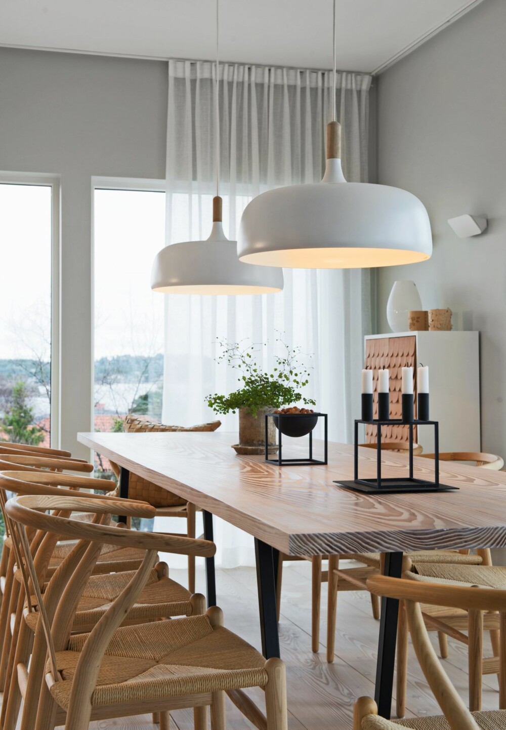 NEDLYS: Pendlene over spisebordet, Acorn fra Northern Lighting er lystette og sender bare lys ned på bordflaten. På den måten dannes det et intimt rom under pendlene. Spisebordet er spesiallaget med understell fra Hay og planker av douglasgran fra Dinesen, samme type
som på gulvene. NEDLYS: Pendlene over spisebordet, Acorn fra Northern Lighting er lystette og sender bare lys ned på bordflaten. På den måten dannes det et intimt rom under pendlene. Spisebordet er spesiallaget med understell fra Hay og planker av douglasgran fra Dinesen, samme type
som på gulvene.