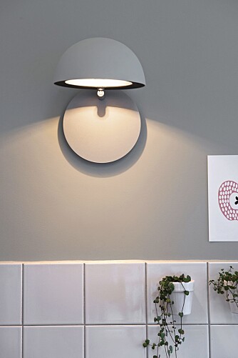 KUL LAMPE: Når lampen vippes ned skaper den et stemningsfylt lys. Ved behov vippes skjermen opp og lampen gir direkte arbeidslys uten at det blender, Radon fra Lightyears. KUL LAMPE: Når lampen vippes ned skaper den et stemningsfylt lys. Ved behov vippes skjermen opp og lampen gir direkte arbeidslys uten at det blender, Radon fra Lightyears.